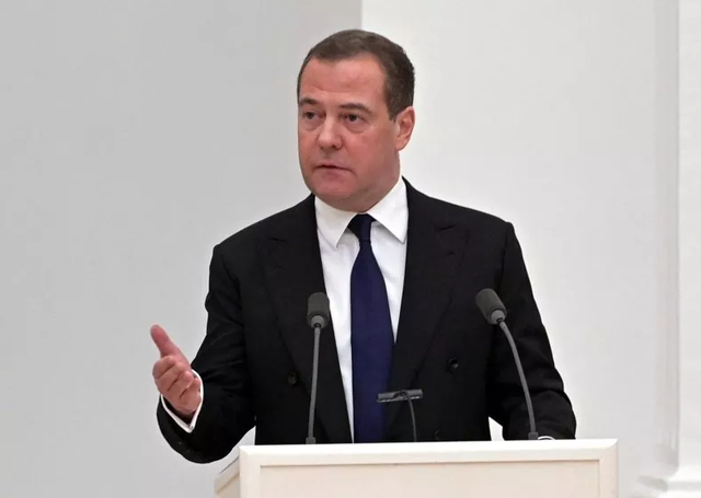 Ông Medvedev thề sẽ đưa xe tăng Nga đến thủ đô của quốc gia NATO - Ảnh 2.