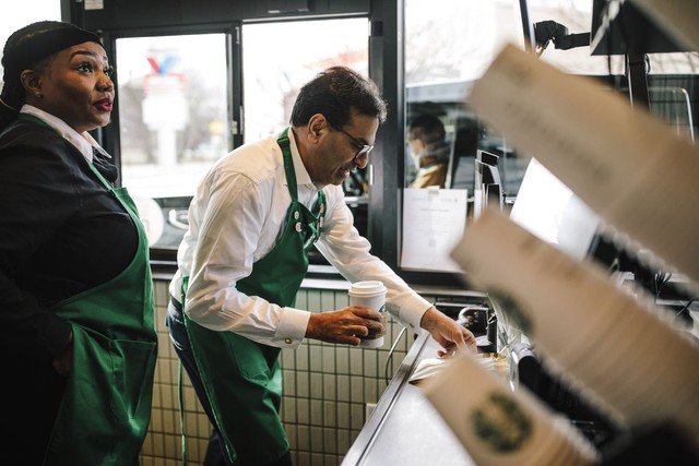 Chuyện gì đang xảy ra với Starbucks: Thay 3 đời CEO chỉ trong 2,5 năm, nội bộ hỗn loạn, đích thân chủ tịch phải đi tuyển dụng tổng giám đốc mới- Ảnh 2.