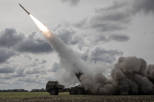 Ukraine nã tên lửa HIMARS ám sát Thượng tướng Nga – Moscow trút bão lửa, Kherson nổ liên hoàn - Ảnh 2.