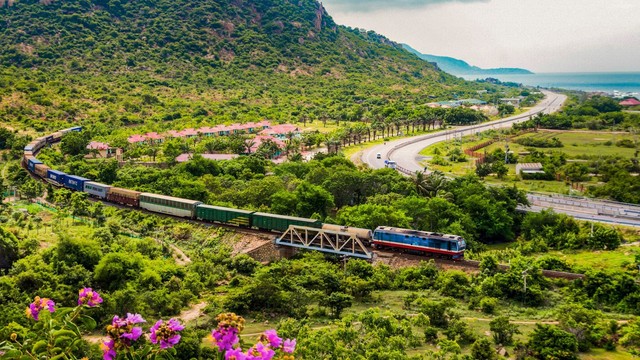 Chuyến tàu "theo tiêu chuẩn máy bay" mới nhất ở Việt Nam: Đi 400km, giá vé chính thức chỉ từ vài trăm ngàn - Ảnh 1.