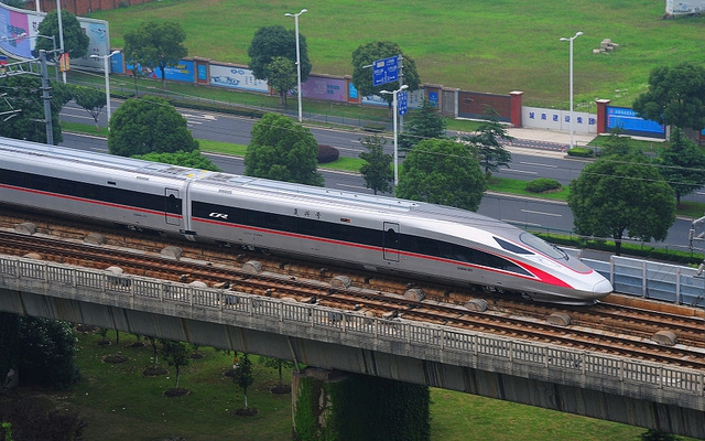 Choáng váng với độ êm của tàu cao tốc Trung Quốc: Chạy 350km/h mà đồng xu dựng đứng vẫn đứng yên - Ảnh 2.