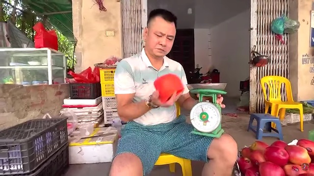 Một nam đại tá, NSND nổi tiếng: "Bây giờ hát hò kém rồi, tôi phải ra chợ vật lộn với cuộc đời" - Ảnh 2.