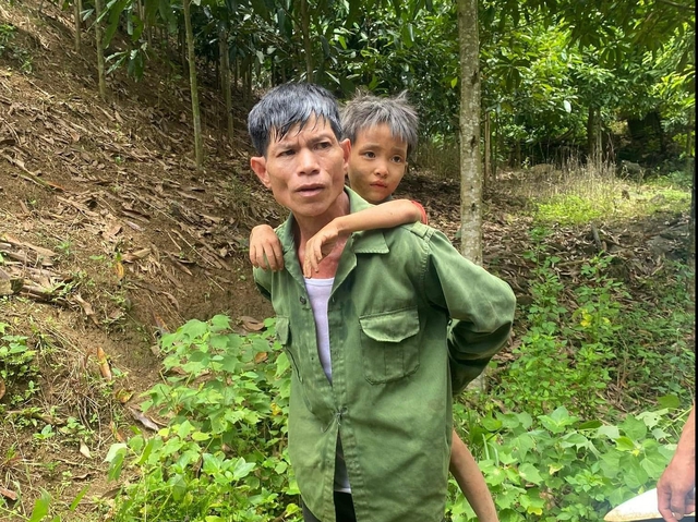 Thượng tá Phạm Duy Thịnh kể về hành trình 5 ngày tìm kiếm cháu bé sống sót kỳ diệu trong rừng - Ảnh 1.