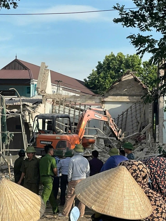 2 vụ nổ liên tiếp trong ngôi nhà ở Nghệ An: 2 nạn nhân tử vong chưa kịp an táng, hàng xóm sơ tán khẩn - Ảnh 4.