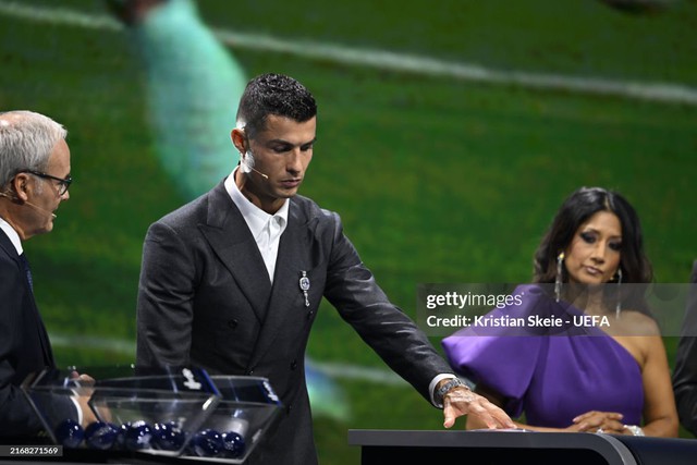 Bốc thăm Champions League: Ronaldo bấm nút, thể thức độc lạ tạo ra nhiều lịch đấu khó lường - Ảnh 1.