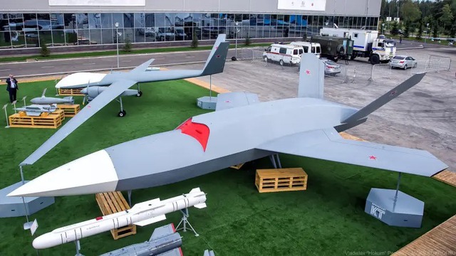 Thiết kế UCAV Grom thay đổi hoàn toàn, Nga ưu tiên tốc độ hơn là khả năng tàng hình - Ảnh 1.