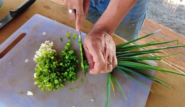 Làm bánh mì trứng đãi anh em châu Phi nhưng không ai muốn ăn thêm, biết lý do người đàn ông Việt nghẹn cổ - Ảnh 3.