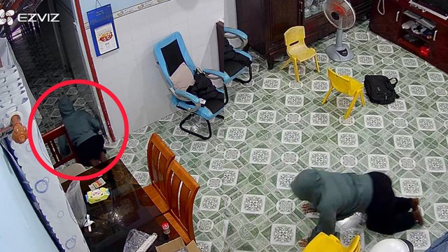 Trộm bò vào tiệm nail cướp 100 triệu đồng: Chủ nhà hoảng hốt khi theo dõi camera an ninh - Ảnh 1.