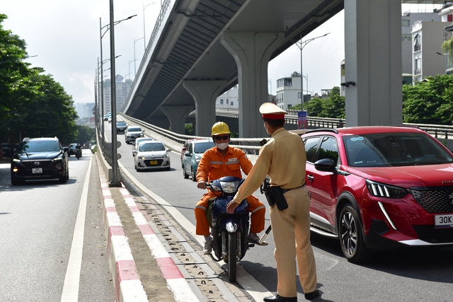 Hàng loạt cán bộ, công chức, tài xế xe ôm... cố tình đi lên đường vành đai 2 với lý do không thể chấp nhận - Ảnh 7.