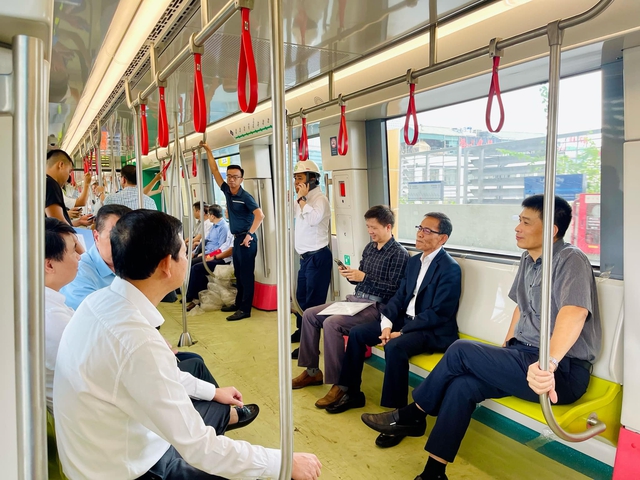 Người dân Hà Nội chính thức được đi tuyến metro gần 35.000 tỷ đồng sau 14 năm chờ đợi - Ảnh 6.