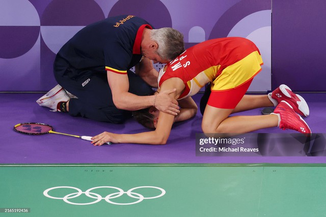 Tay vợt Trung Quốc mang cờ Tây Ban Nha lên nhận huy chương Olympic và chi tiết cảm động phía sau - Ảnh 2.