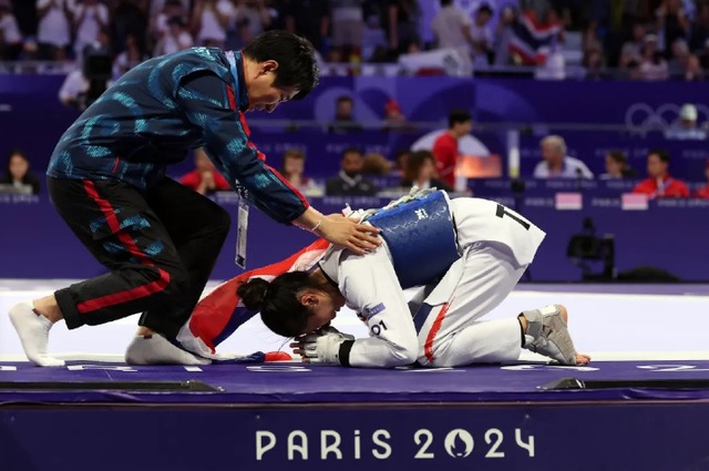 Võ sĩ Thái Lan òa khóc sau khi hạ đối thủ Trung Quốc, lập kỳ tích lịch sử làm rạng danh Đông Nam Á - Ảnh 2.