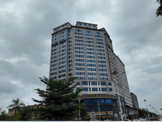 Vụ bắt 155 người trong toà nhà "bất khả xâm phạm": Kẻ chủ mưu đã bị "tóm gọn" ở sân bay - Ảnh 1.