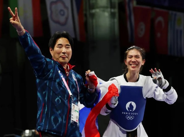 Võ sĩ Thái Lan òa khóc sau khi hạ đối thủ Trung Quốc, lập kỳ tích lịch sử làm rạng danh Đông Nam Á - Ảnh 1.