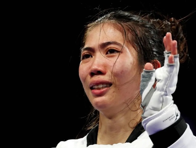 Võ sĩ Thái Lan òa khóc sau khi hạ đối thủ Trung Quốc, lập kỳ tích lịch sử làm rạng danh Đông Nam Á - Ảnh 4.