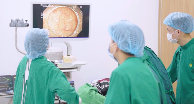 Gia đình có 3 đời mắc ung thư đại tràng, người đàn ông Hà Nội phát hiện tổn thương nhờ làm 1 điều - Ảnh 1.