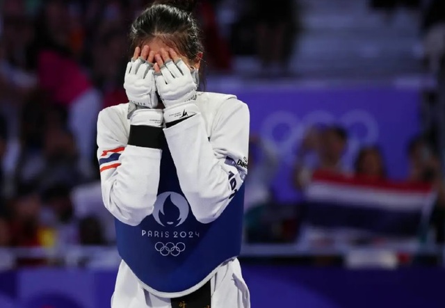 Võ sĩ Thái Lan òa khóc sau khi hạ đối thủ Trung Quốc, lập kỳ tích lịch sử làm rạng danh Đông Nam Á - Ảnh 5.