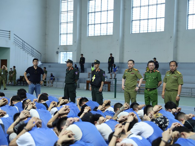 Vụ bắt 155 người trong toà nhà "bất khả xâm phạm": Kẻ chủ mưu đã bị "tóm gọn" ở sân bay - Ảnh 3.