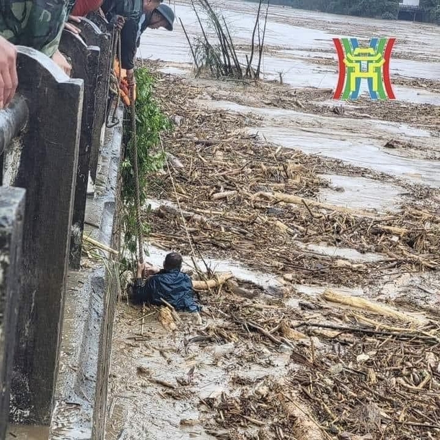 CLIP: Chiến sĩ bị cuốn trôi theo dòng nước lũ trong nỗ lực ngăn không cho sà lan đâm vào cầu Cốc Lếu - Ảnh 1.