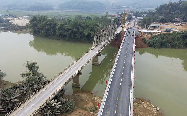 CLIP: Kinh hãi khoảnh khắc sà lan trôi tự do giữa dòng nước dữ, va đập cực mạnh vào cầu Tô Mậu  - Ảnh 1.