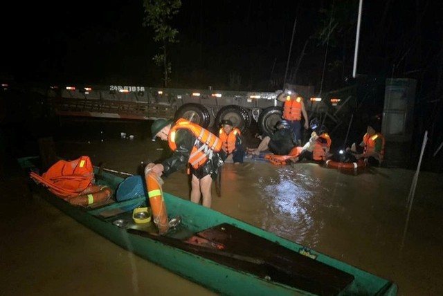 Lũ trên sông Hồng tại Hà Nội đang lên rất nhanh - Ảnh 8.