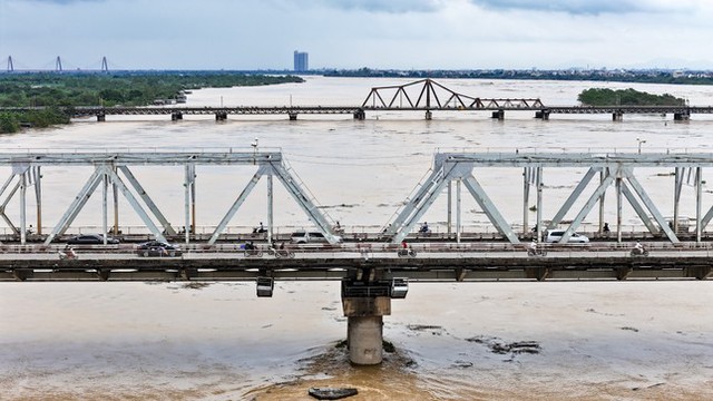 Lũ trên sông Hồng ở Hà Nội vượt báo động 2, người dân thắp nến dọn đồ chạy lũ trong đêm - Ảnh 3.