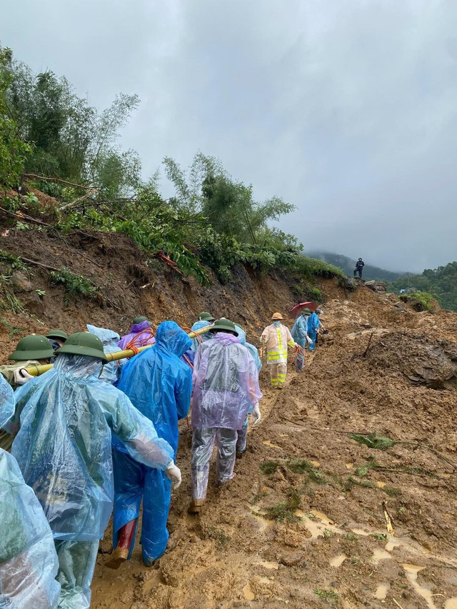 38 người tử vong do sạt lở ở Nguyên Bình: Cán bộ công an trực tiếp khiêng các thi thể đi bộ 20km - Ảnh 2.