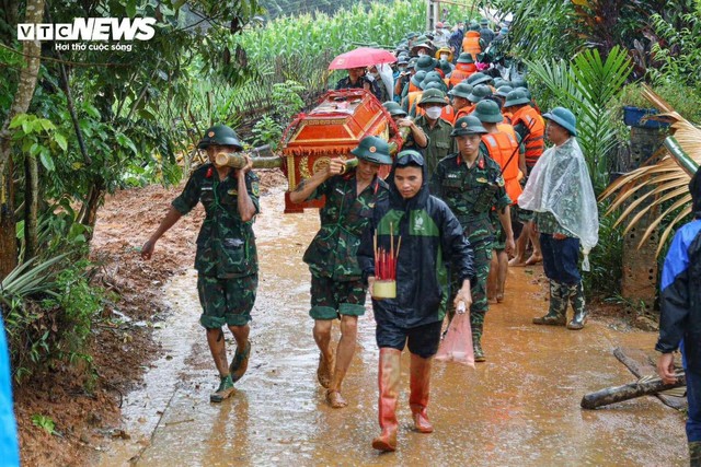 Chủ tịch Lào Cai mắt đỏ hoe, ngẹn ngào: 'Gần 100 năm qua tỉnh mới có số người chết và mất tích lớn vậy' - Ảnh 1.