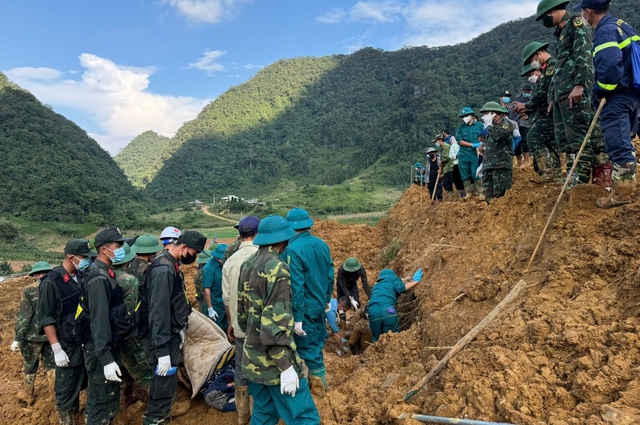 Đã tìm thấy 51 thi thể trong một huyện, trong đó có 29 nạn nhân trên xe khách, xe máy... bị cuốn trôi - Ảnh 1.