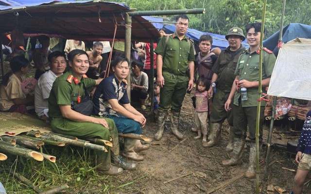 Phát hiện dấu hiệu bất thường và giây phút quyết định đưa 115 người lên núi của trưởng bản 9X - Ảnh 3.