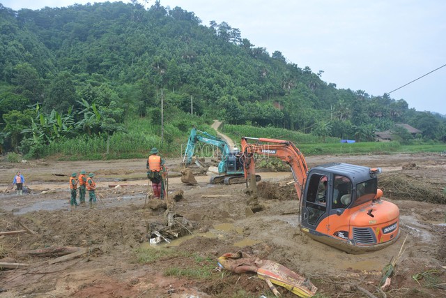 Xót xa: Tìm thấy thêm thi thể 3 tại Làng Nủ, nâng tổng số người chết lên 51 người - Ảnh 1.