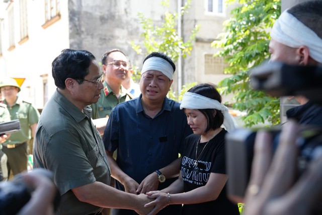 Phó trưởng Công an phường đau đớn nghe cuộc gọi cuối cùng của mẹ khi đang đi chống lũ - Ảnh 1.