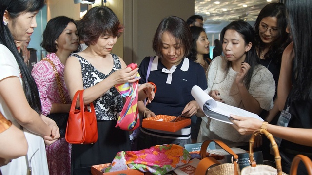 Hạt Vừng quyên được hơn 1 tỷ và 1 căn hộ hướng biển từ đêm nhạc đấu giá ủng hộ đồng bào - Ảnh 35.