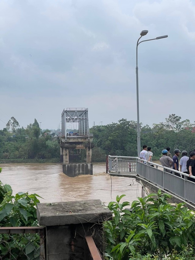 Tìm thấy thi thể nạn nhân đầu tiên trong vụ sập cầu Phong Châu, hé lộ danh tính - Ảnh 2.