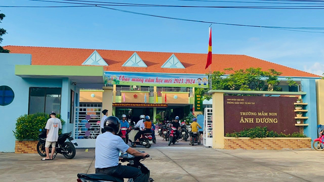 Khay cơm 30.000 đồng của giáo viên ở Vũng Tàu chỉ có cơm trắng và măng xào lèo tèo: Hiệu trưởng nói gì? - Ảnh 4.