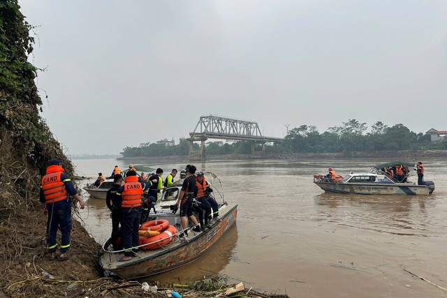 Tìm nạn nhân vụ sập cầu Phong Châu: Thấy xe đầu kéo chìm dưới sông nhưng bên trong không có người - Ảnh 1.