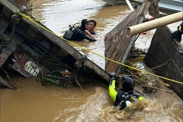 Tìm nạn nhân vụ sập cầu Phong Châu: Thấy xe đầu kéo chìm dưới sông nhưng bên trong không có người - Ảnh 2.