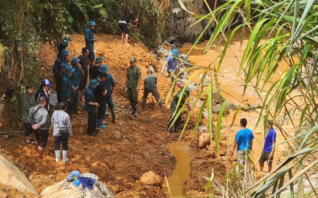 Tìm thấy 54 thi thể trong một huyện, còn 2 nạn nhân trong xe bị cuốn trôi vẫn chưa tìm thấy - Ảnh 2.