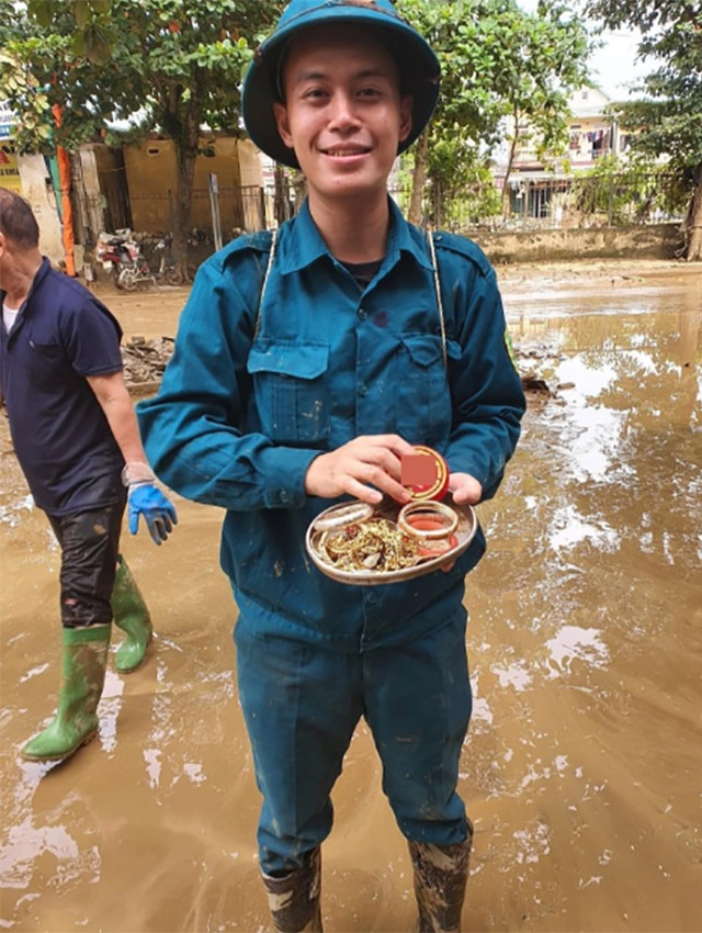 Thanh niên nhặt được hộp “toàn vàng” khi đi hỗ trợ lũ ở Yên Bái, đem trả thì chủ nhà nói câu bất ngờ   - Ảnh 1.