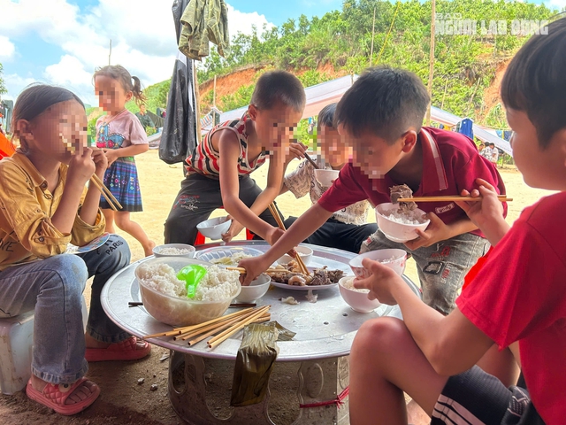 Tường trình tại hiện trường vụ sạt lở "xoá sổ" 8 căn nhà, 18 người chết và mất tích- Ảnh 11.