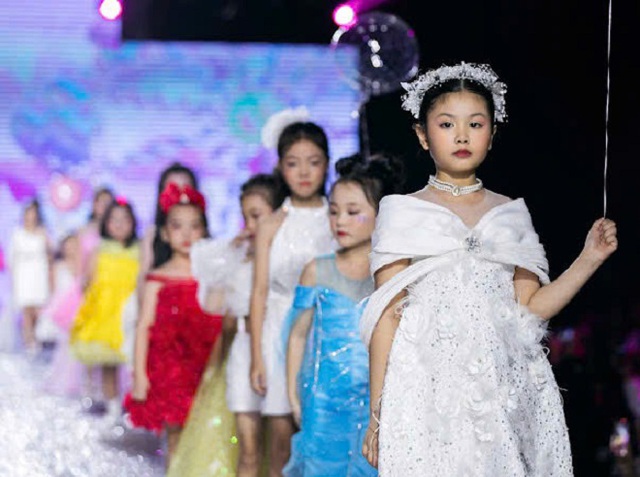 500 người mẫu trình diễn tại sự kiện thời trang "Destination Runway Fashion Week 2024" - Ảnh 15.