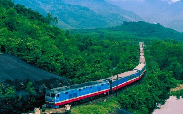 Chuyến tàu đi chưa tới 300km, giá vé vài trăm ngàn: Du khách nhận xét "Không khác gì khách sạn" - Ảnh 1.