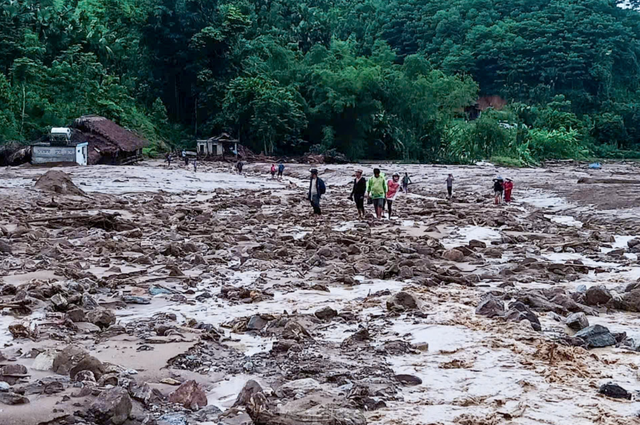 Tìm thấy thi thể bé trai 1 tuổi ở Làng Nủ: "Sau 12 ngày, con tôi đã được gặp mẹ, bà và hai chị rồi" - Ảnh 2.