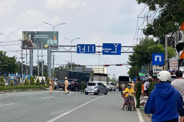 Nóng: Hàng chục cảnh sát phong tỏa quốc lộ, truy bắt kẻ cướp ô tô gây tai nạn liên hoàn - Ảnh 3.