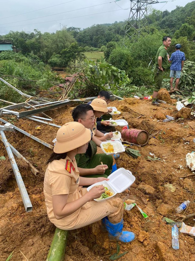 Vụ sạt lở Hà Giang: 3 Người mất tích , hàng trăm người tìm kiếm nạn nhân - Ảnh 4.