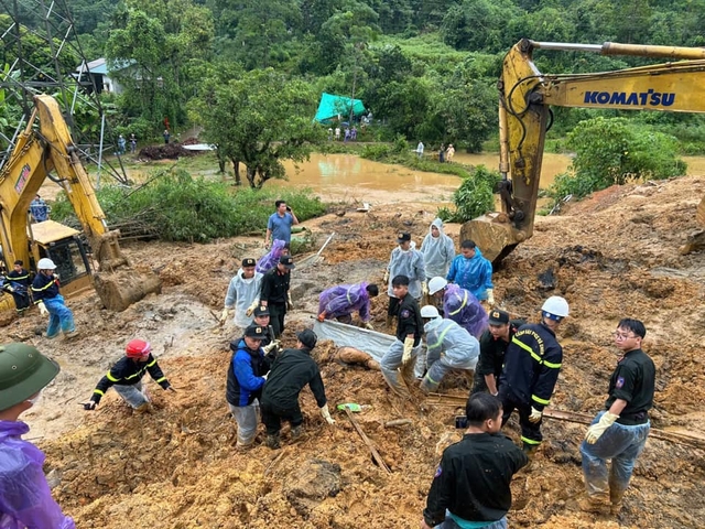 Vụ sạt lở ở Hà Giang: Trước khi tử vong, nạn nhân livestream từng cảnh báo mọi người đừng cố đi qua - Ảnh 1.