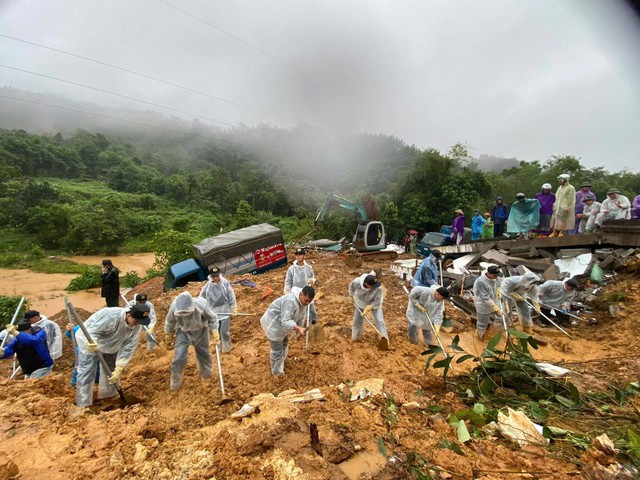 Vụ sạt lở Hà Giang: 3 Người mất tích , hàng trăm người tìm kiếm nạn nhân - Ảnh 7.