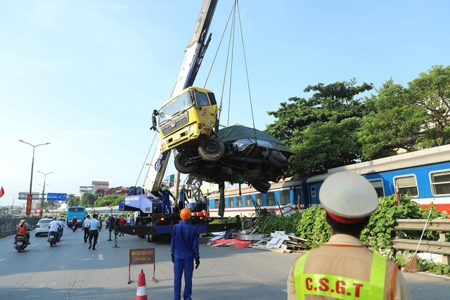 Ô tô tải biến dạng sau va chạm với tàu hỏa SE4 ở Hà Nội - Ảnh 2.