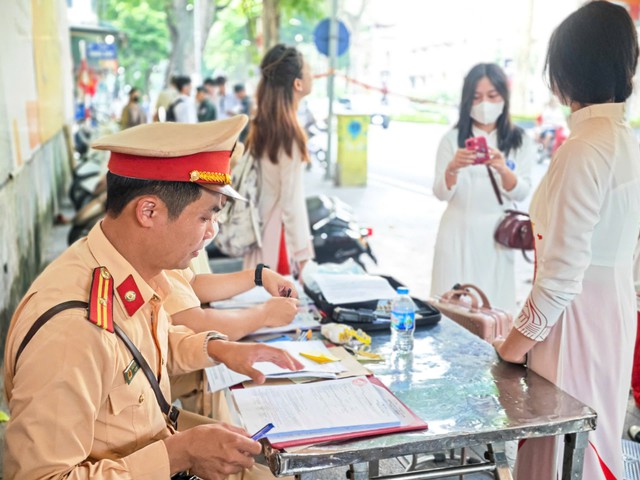 Xử lý nghiêm nhiều học sinh vi phạm giao thông ngay trong ngày khai giảng - Ảnh 3.