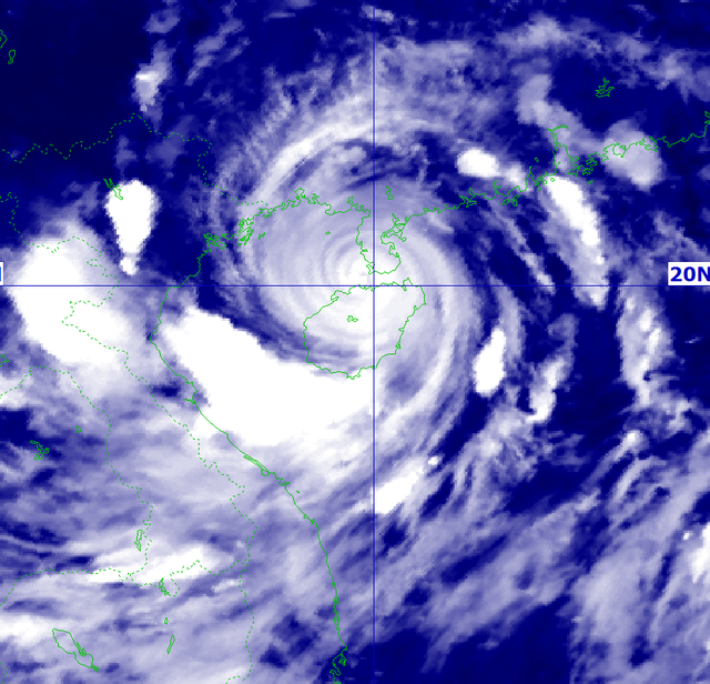 Siêu bão mạnh nhất trong 30 năm qua vừa giảm 1 cấp, còn cách Quảng Ninh 320km - Ảnh 1.